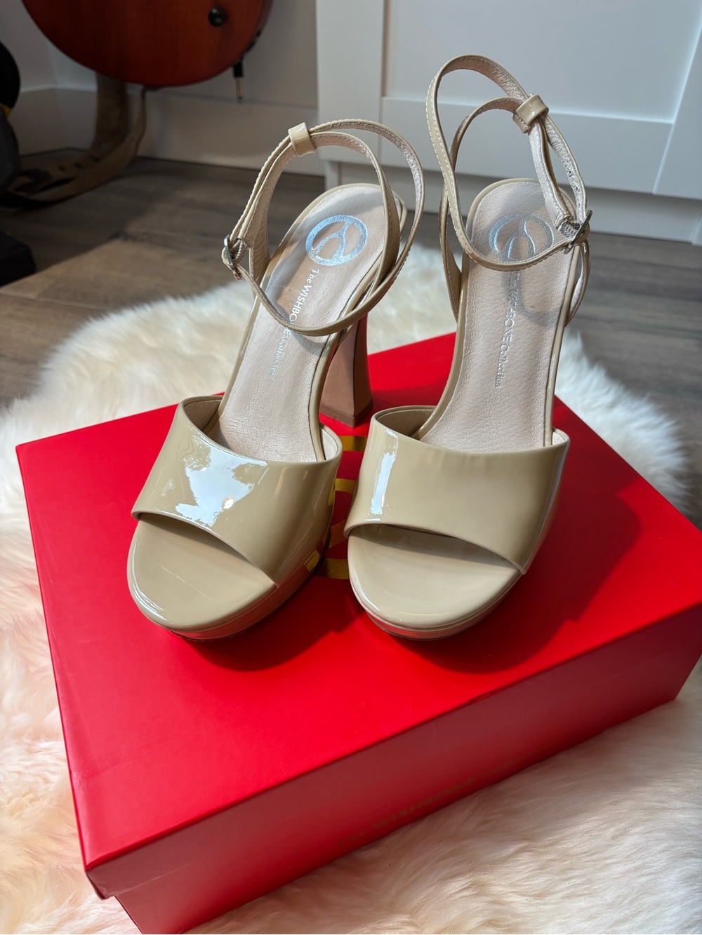 Wishbone Collection Beatrix High-Gloss